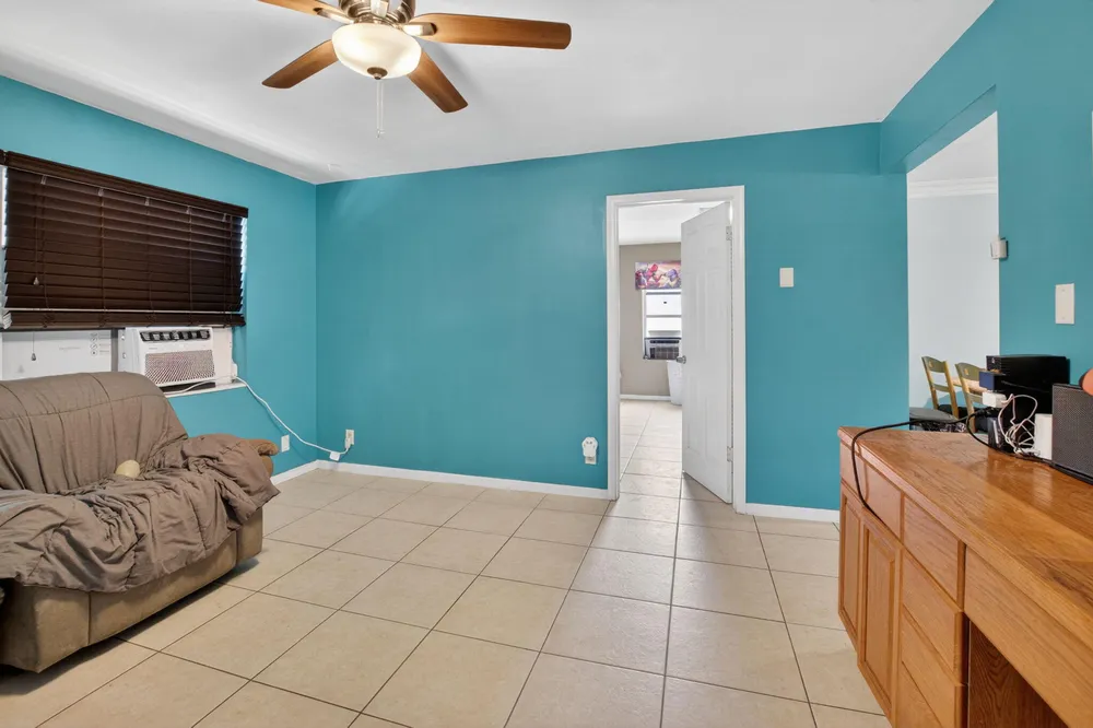 220 SW 10th Ave, Boynton Beach, FL 33435
