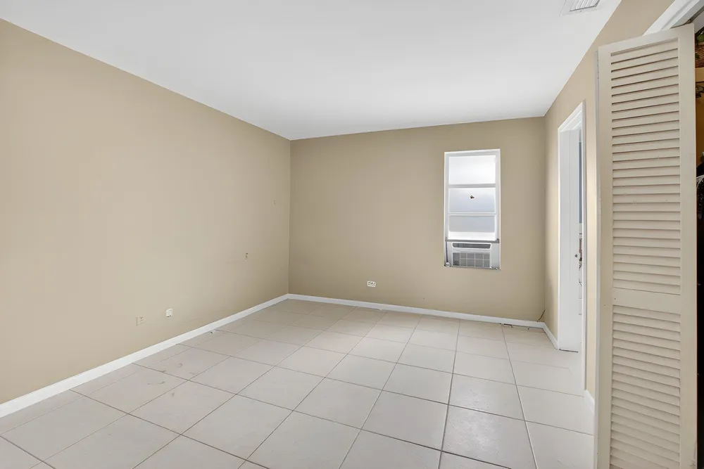 220 SW 10th Ave, Boynton Beach, FL 33435