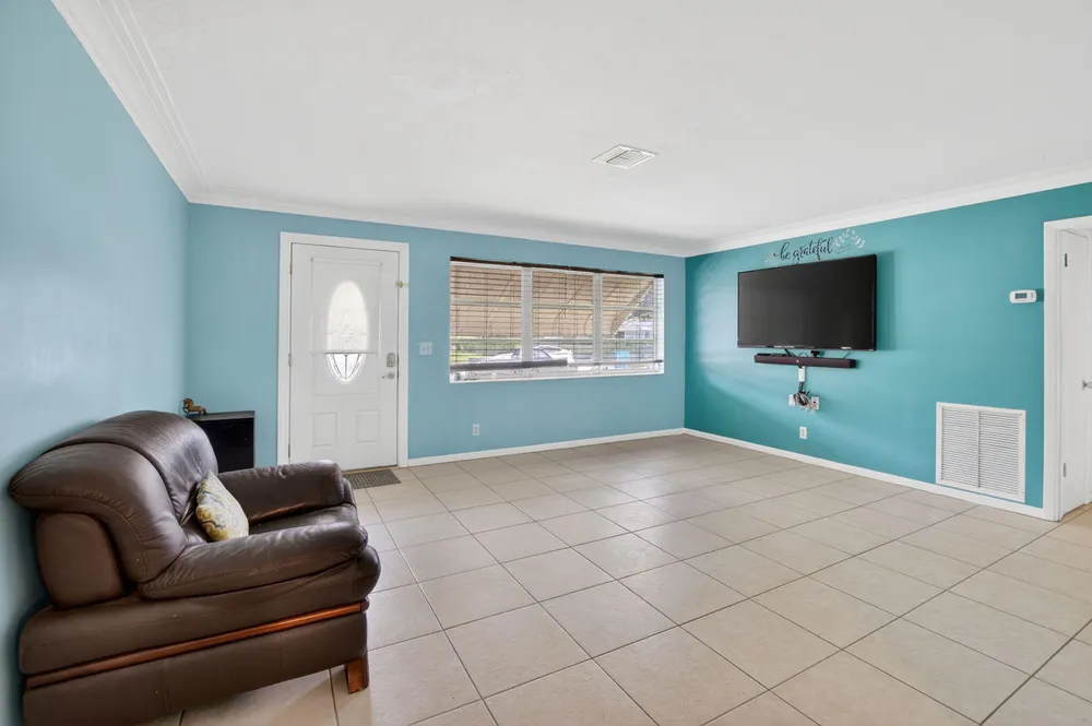 220 SW 10th Ave, Boynton Beach, FL 33435