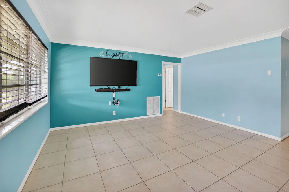220 SW 10th Ave, Boynton Beach, FL 33435