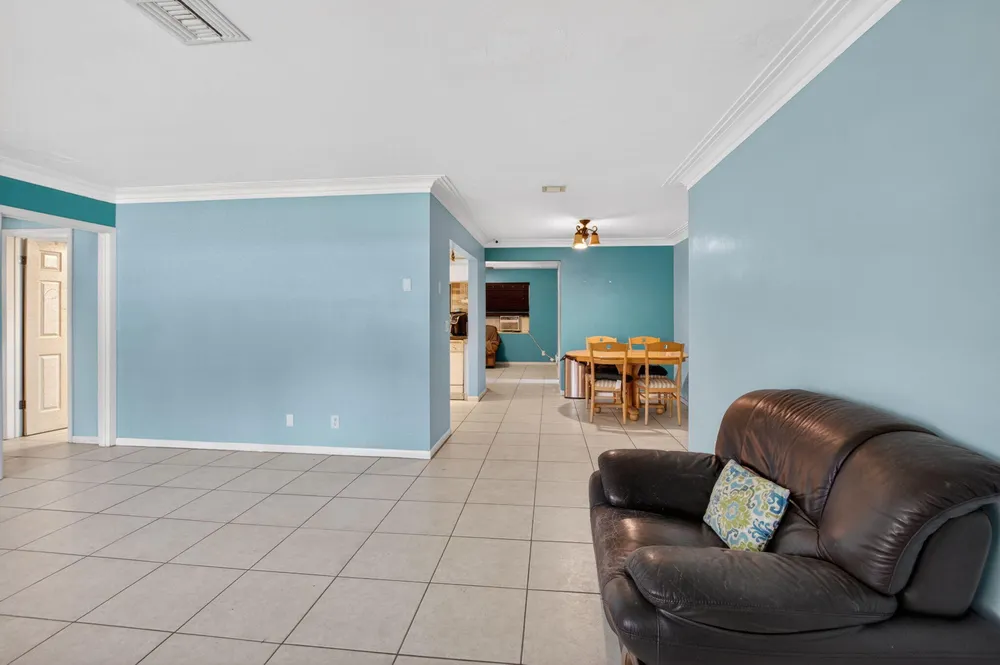 220 SW 10th Ave, Boynton Beach, FL 33435
