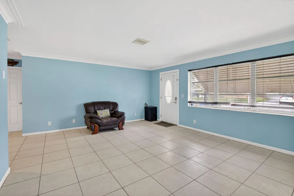 220 SW 10th Ave, Boynton Beach, FL 33435