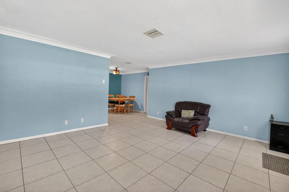 220 SW 10th Ave, Boynton Beach, FL 33435