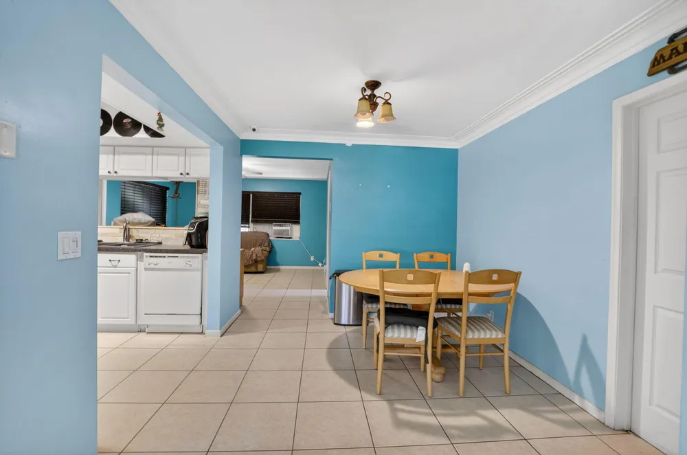 220 SW 10th Ave, Boynton Beach, FL 33435