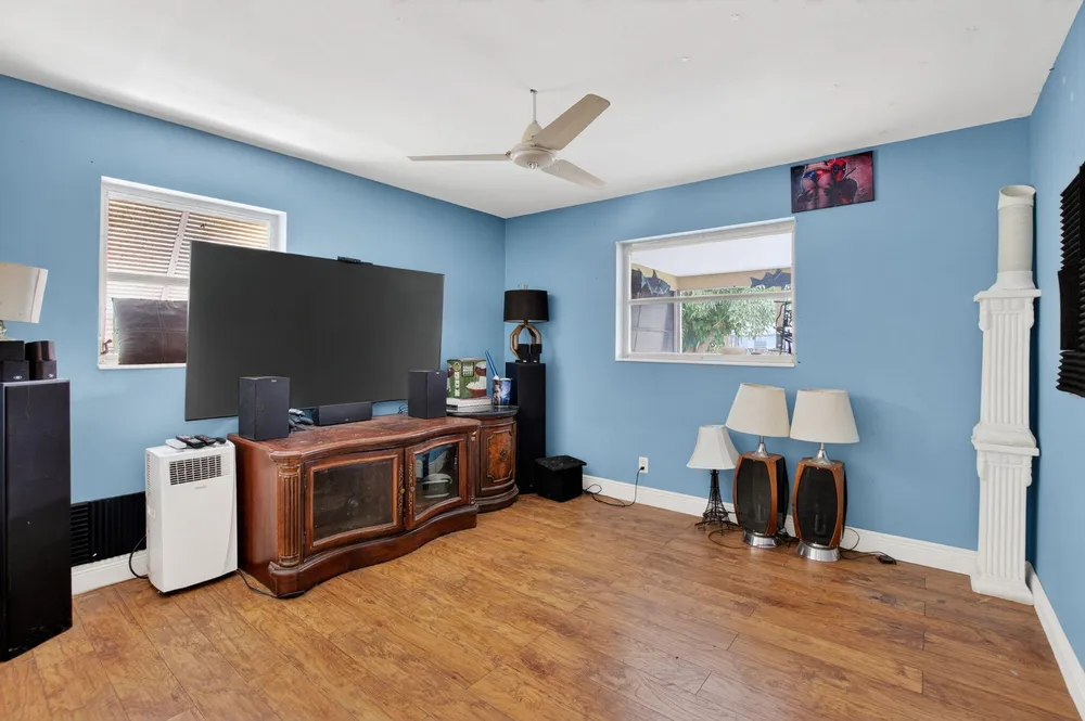 220 SW 10th Ave, Boynton Beach, FL 33435