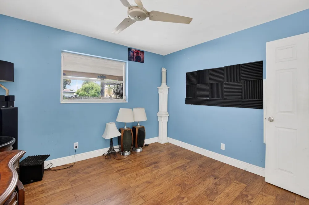 220 SW 10th Ave, Boynton Beach, FL 33435