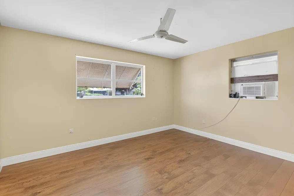 220 SW 10th Ave, Boynton Beach, FL 33435