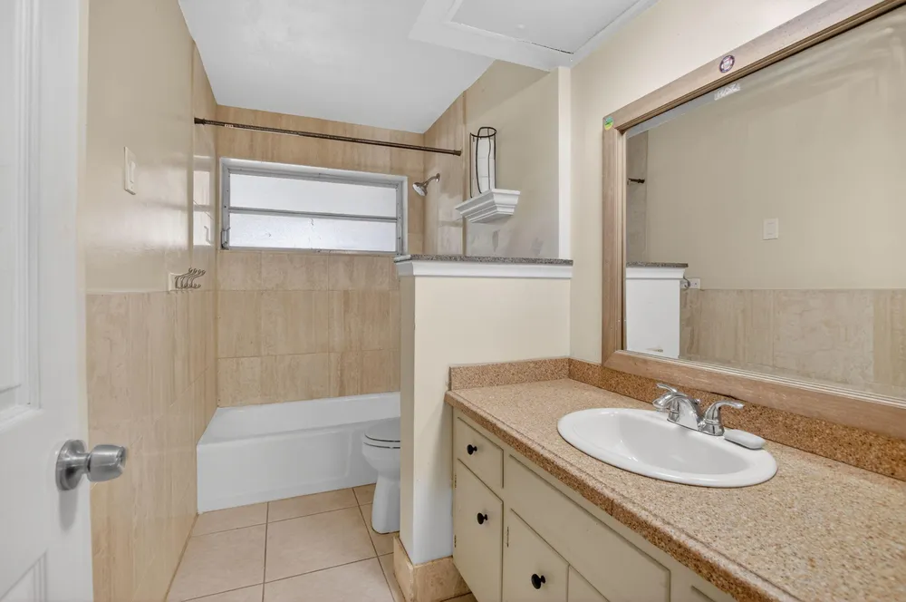 220 SW 10th Ave, Boynton Beach, FL 33435