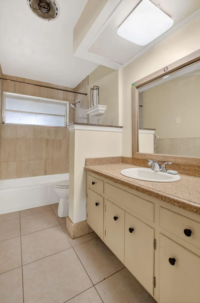 220 SW 10th Ave, Boynton Beach, FL 33435