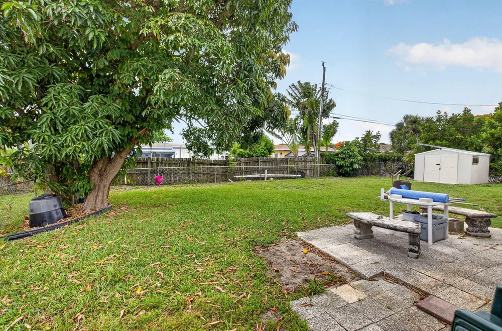 220 SW 10th Ave, Boynton Beach, FL 33435