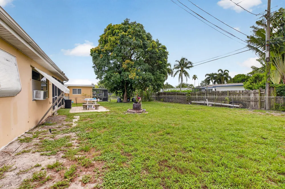 220 SW 10th Ave, Boynton Beach, FL 33435