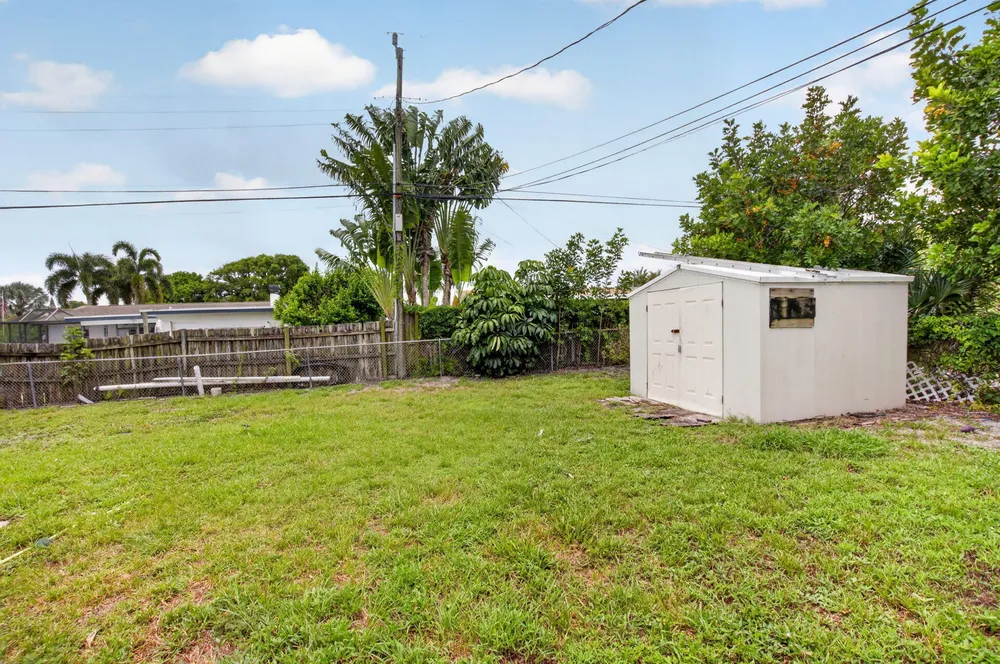 220 SW 10th Ave, Boynton Beach, FL 33435