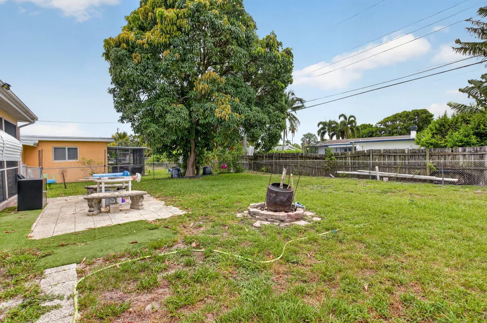 220 SW 10th Ave, Boynton Beach, FL 33435