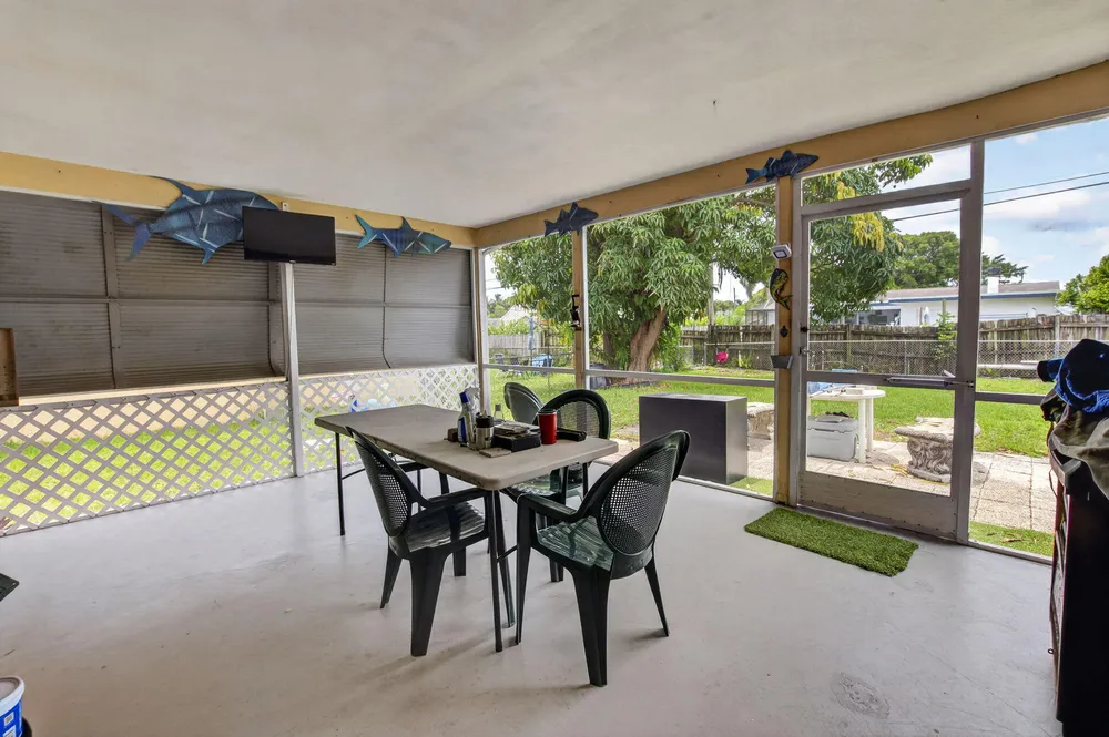 220 SW 10th Ave, Boynton Beach, FL 33435