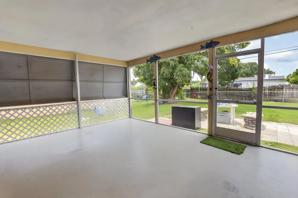 220 SW 10th Ave, Boynton Beach, FL 33435