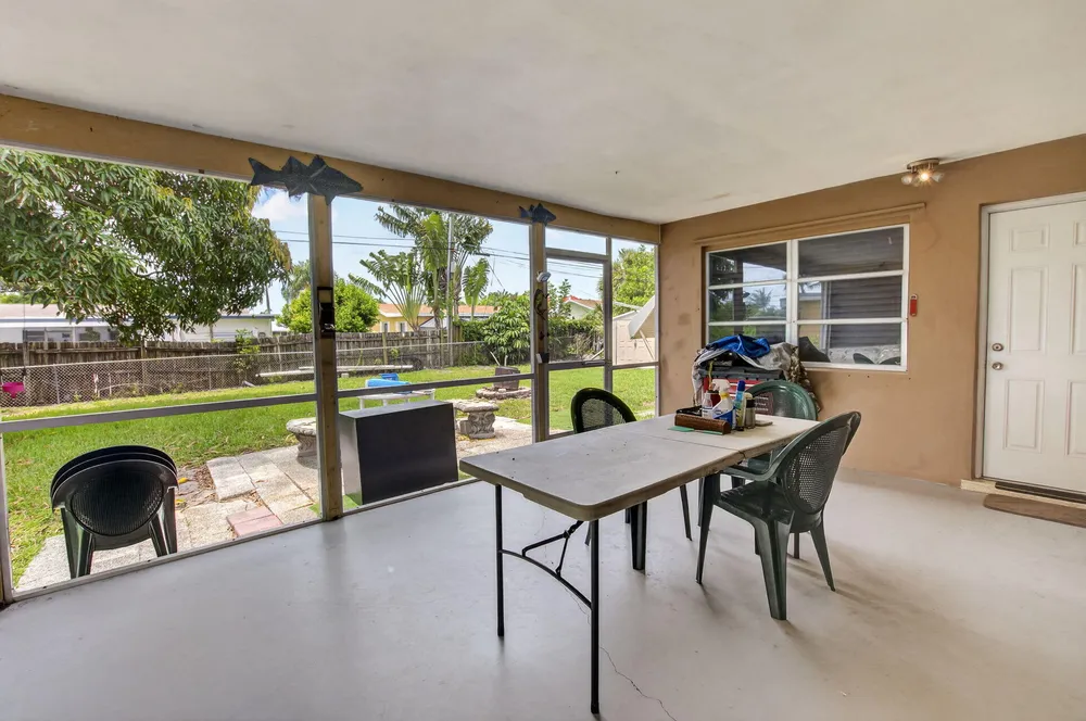 220 SW 10th Ave, Boynton Beach, FL 33435