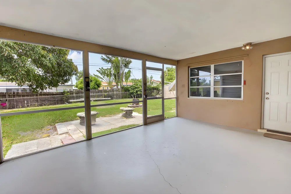 220 SW 10th Ave, Boynton Beach, FL 33435