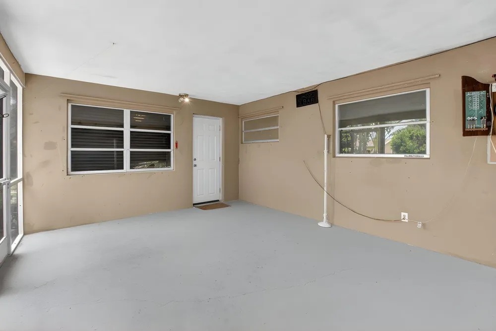 220 SW 10th Ave, Boynton Beach, FL 33435