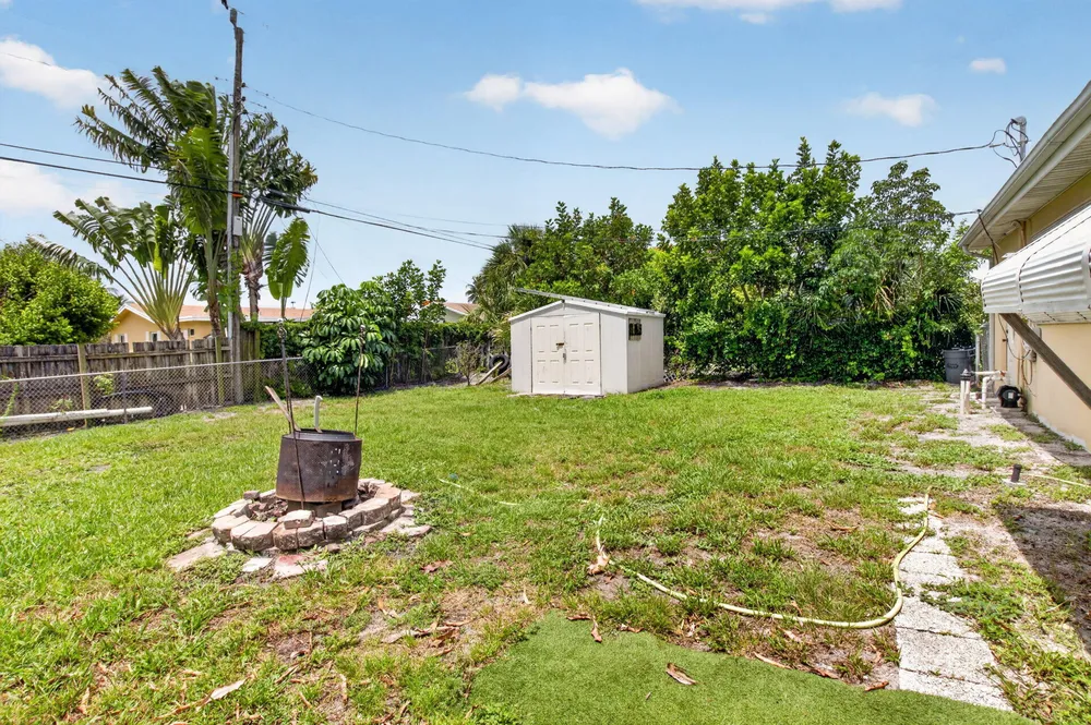220 SW 10th Ave, Boynton Beach, FL 33435
