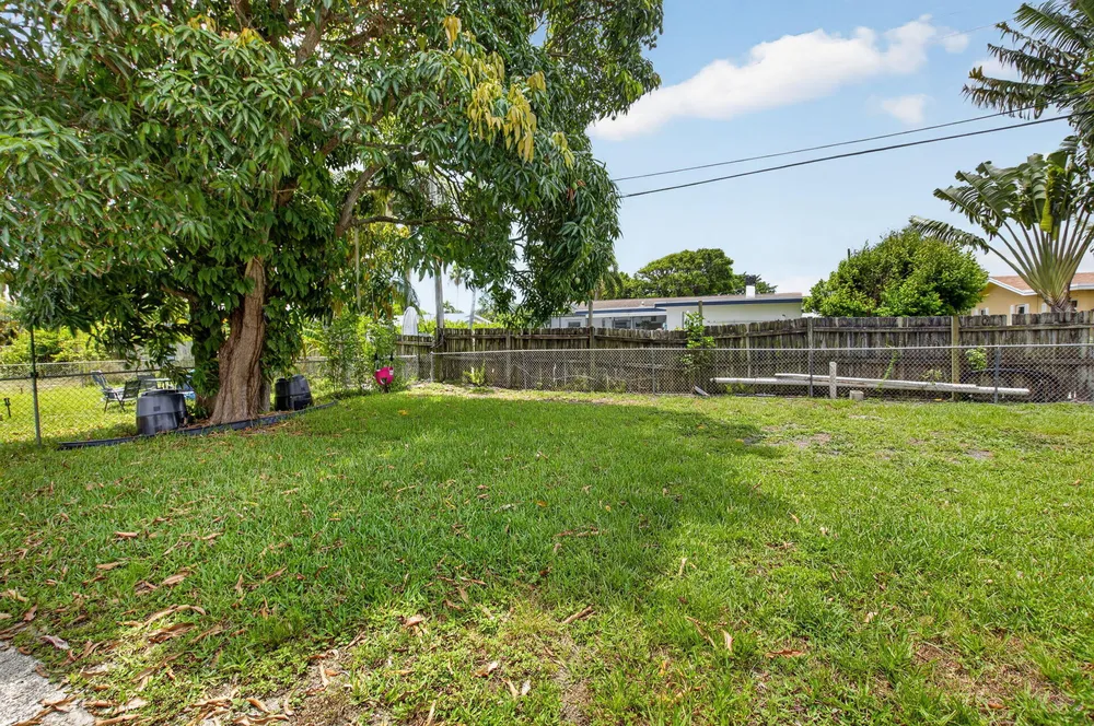 220 SW 10th Ave, Boynton Beach, FL 33435