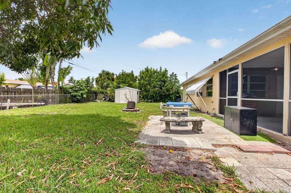 220 SW 10th Ave, Boynton Beach, FL 33435