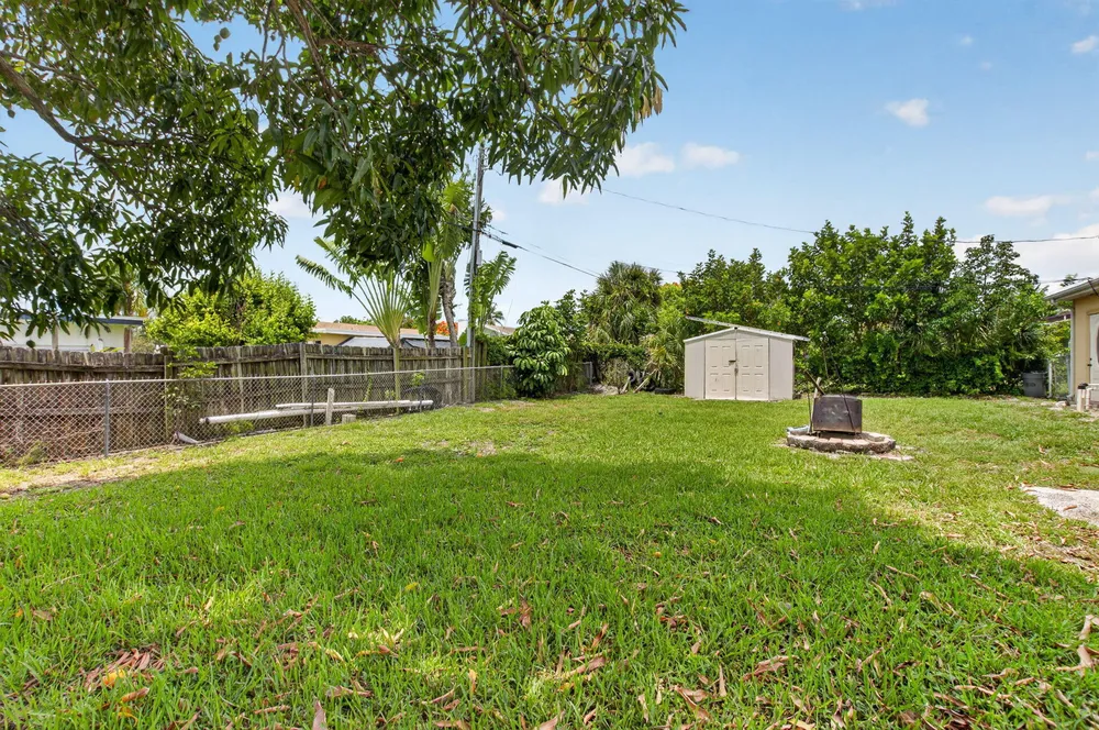 220 SW 10th Ave, Boynton Beach, FL 33435