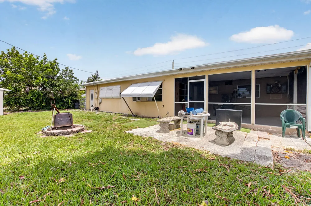220 SW 10th Ave, Boynton Beach, FL 33435