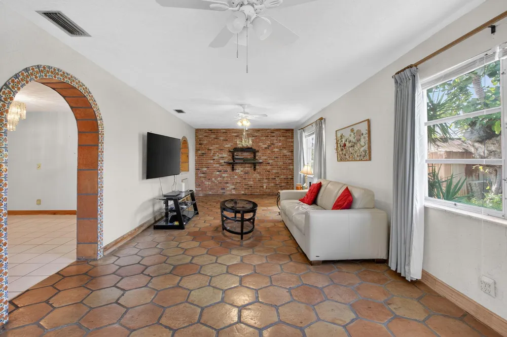 1370 SW 27th Pl, Boynton Beach, FL 33426