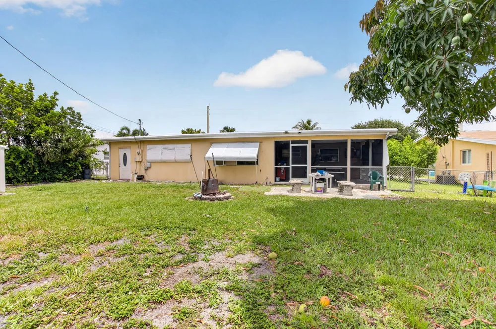 220 SW 10th Ave, Boynton Beach, FL 33435