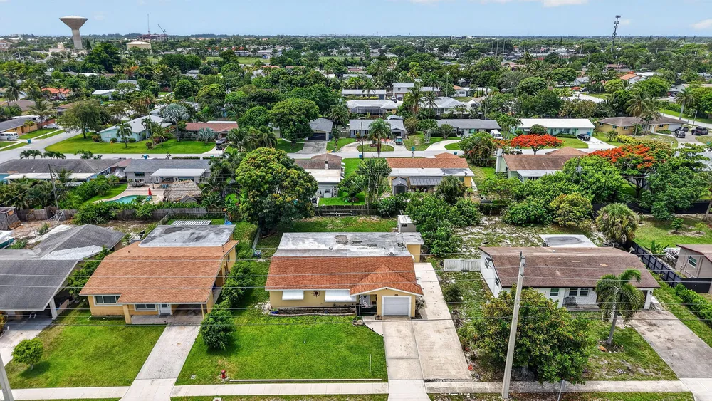 220 SW 10th Ave, Boynton Beach, FL 33435