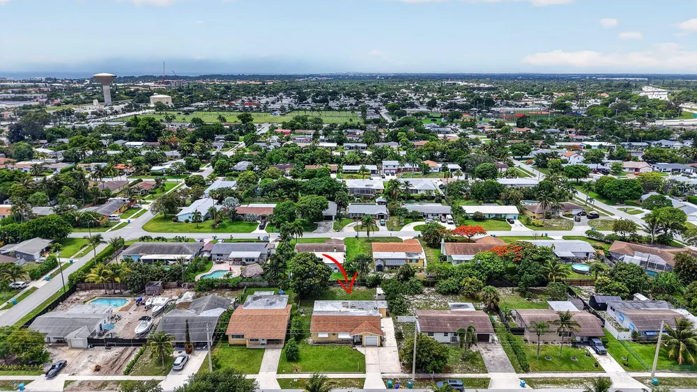 220 SW 10th Ave, Boynton Beach, FL 33435