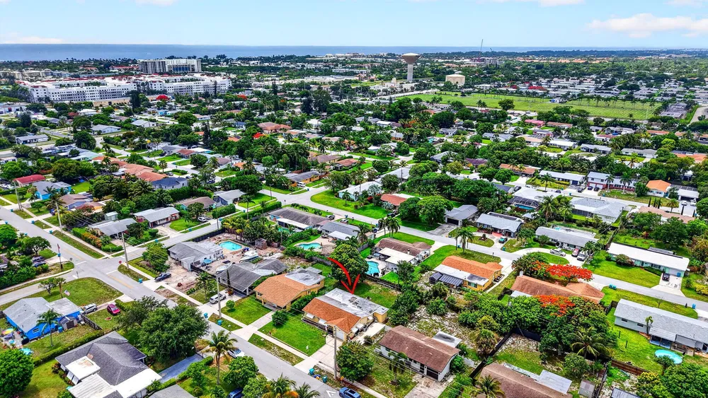 220 SW 10th Ave, Boynton Beach, FL 33435