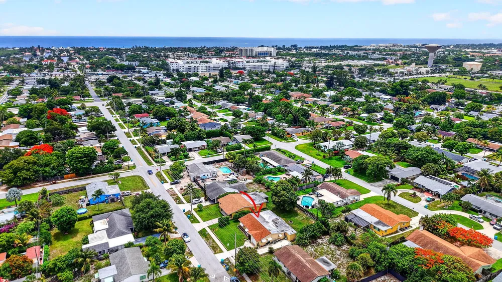 220 SW 10th Ave, Boynton Beach, FL 33435