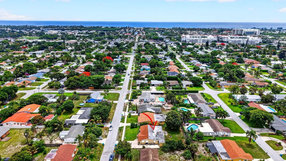 220 SW 10th Ave, Boynton Beach, FL 33435