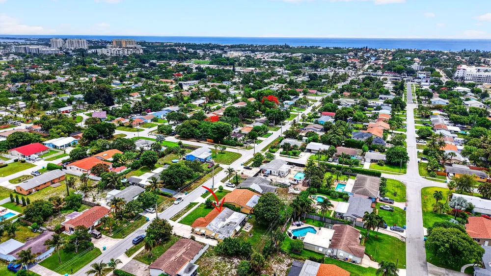220 SW 10th Ave, Boynton Beach, FL 33435