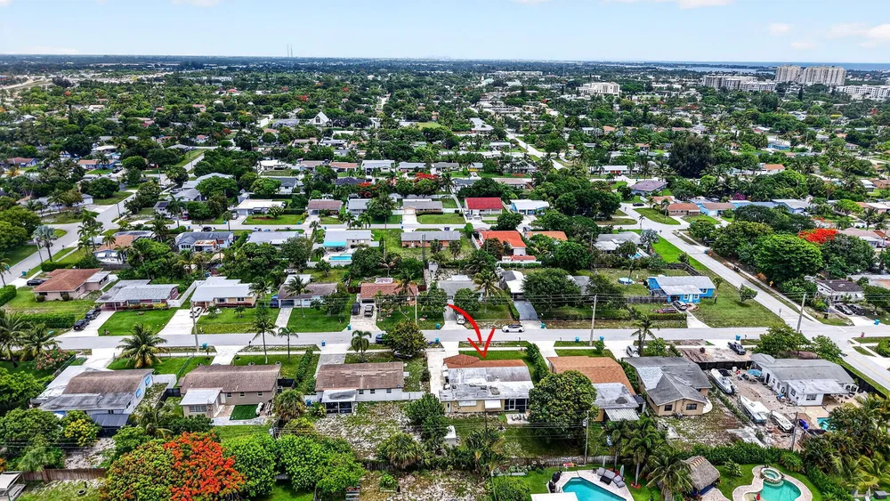 220 SW 10th Ave, Boynton Beach, FL 33435