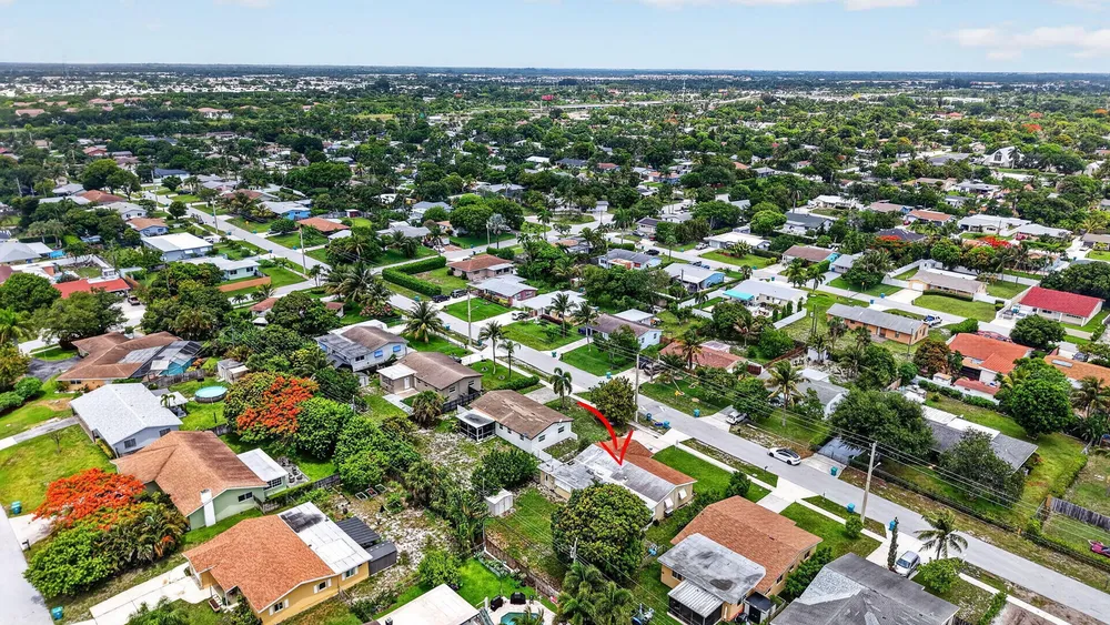 220 SW 10th Ave, Boynton Beach, FL 33435
