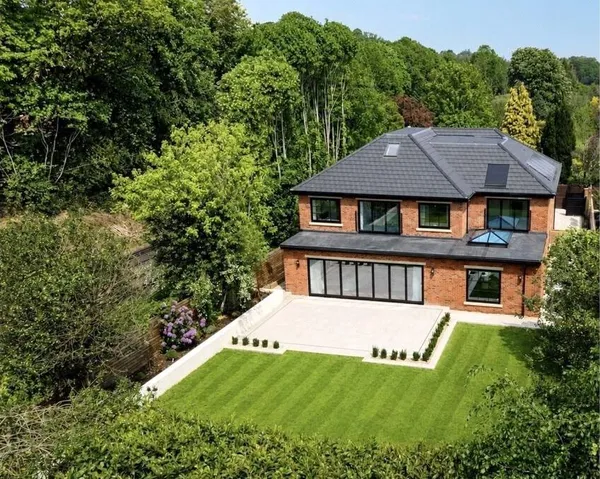 Hillside, Woking, GU22 photo 32