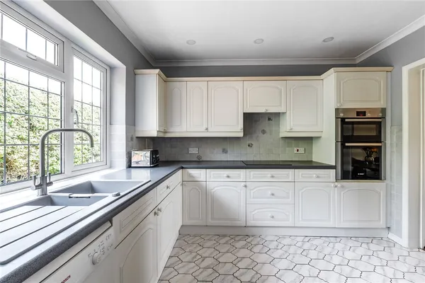Dwelly Lane, Edenbridge, TN8 photo 8