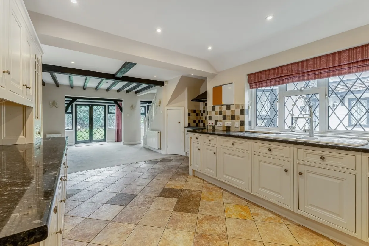 Elm Close Farnham Cottage SL2 photo 3