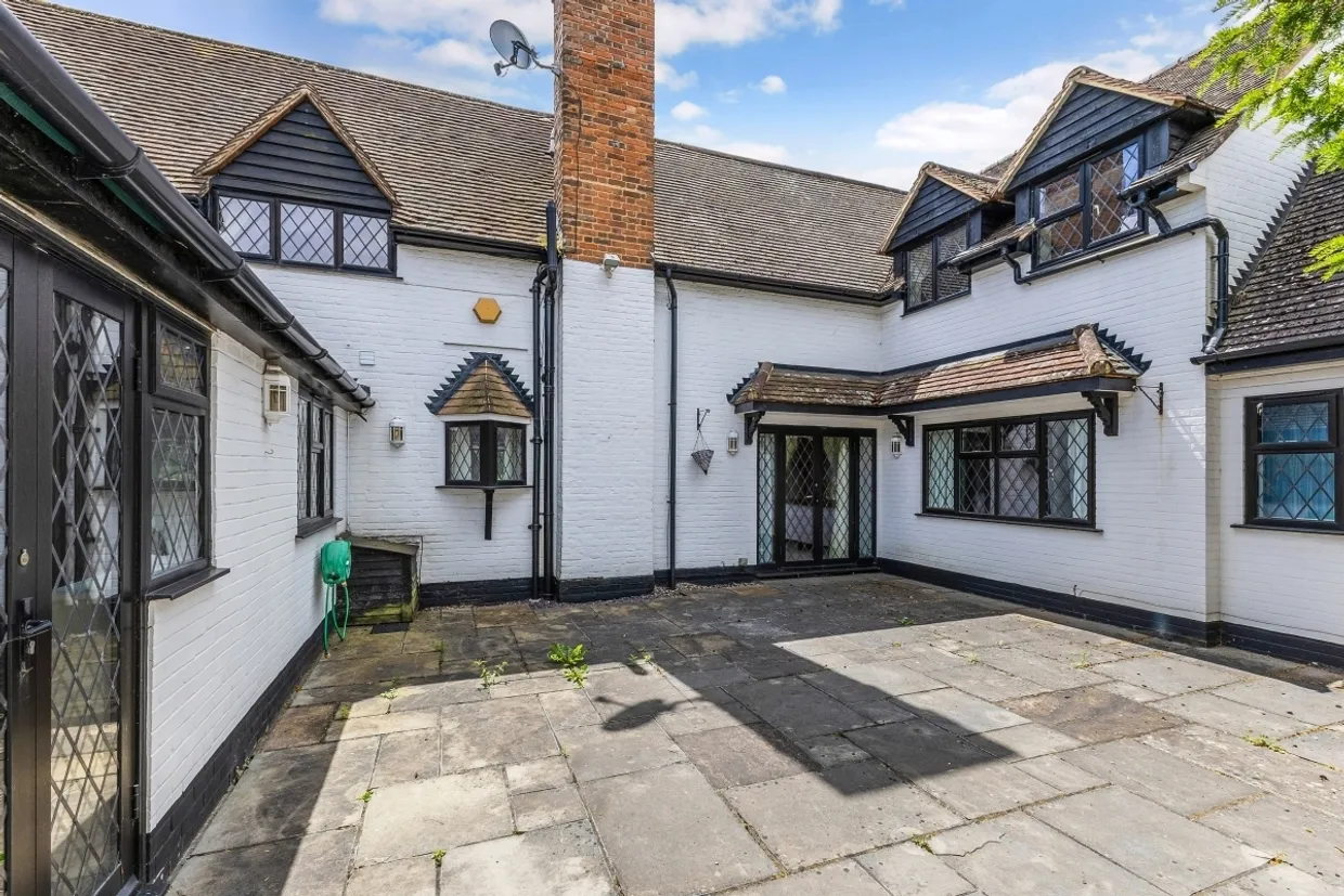Elm Close Farnham Cottage SL2 photo 7