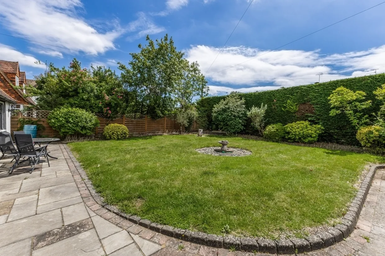 Elm Close Farnham Cottage SL2 photo 8