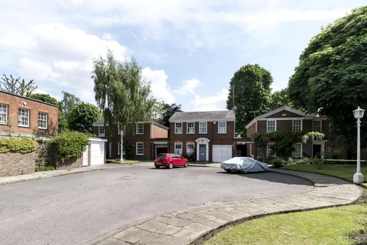 Pembroke Gardens Close London W8 photo 22