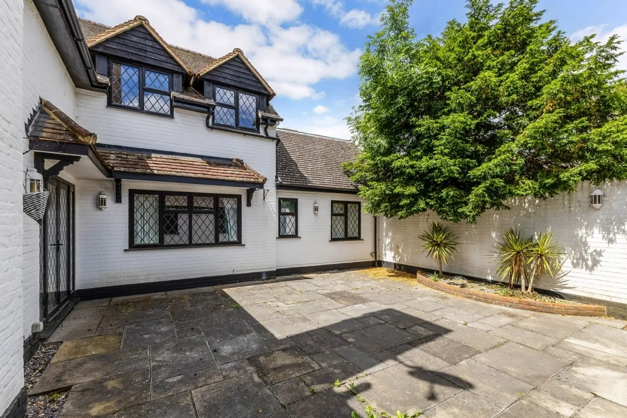 Elm Close Farnham Cottage SL2 photo 23
