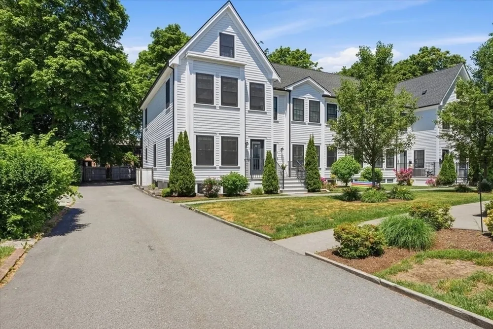 21 Chickatawbut St, Boston, MA 02122