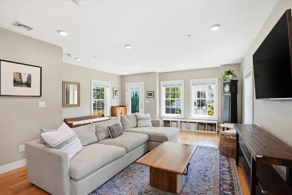 21 Chickatawbut St, Boston, MA 02122