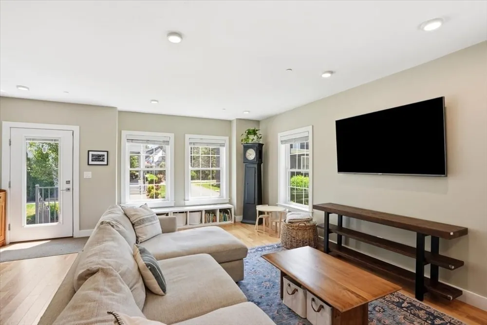 21 Chickatawbut St, Boston, MA 02122