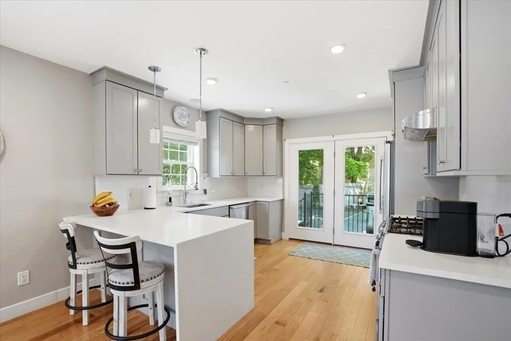21 Chickatawbut St, Boston, MA 02122