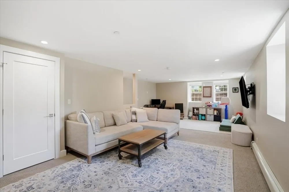 21 Chickatawbut St, Boston, MA 02122