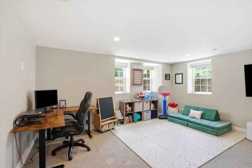 21 Chickatawbut St, Boston, MA 02122